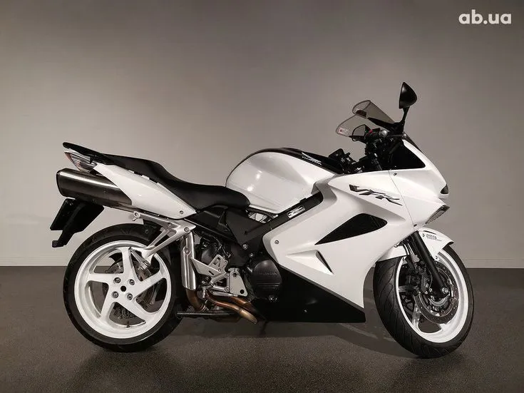 Honda VFR Image 4